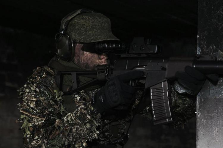 TO551 holo tyyppinen punapistetähtäin - musta