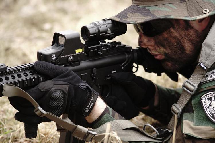 TO551 holo tyyppinen punapistetähtäin - musta