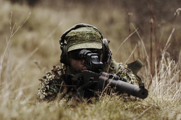 TO551 holo tyyppinen punapistetähtäin - hiekka