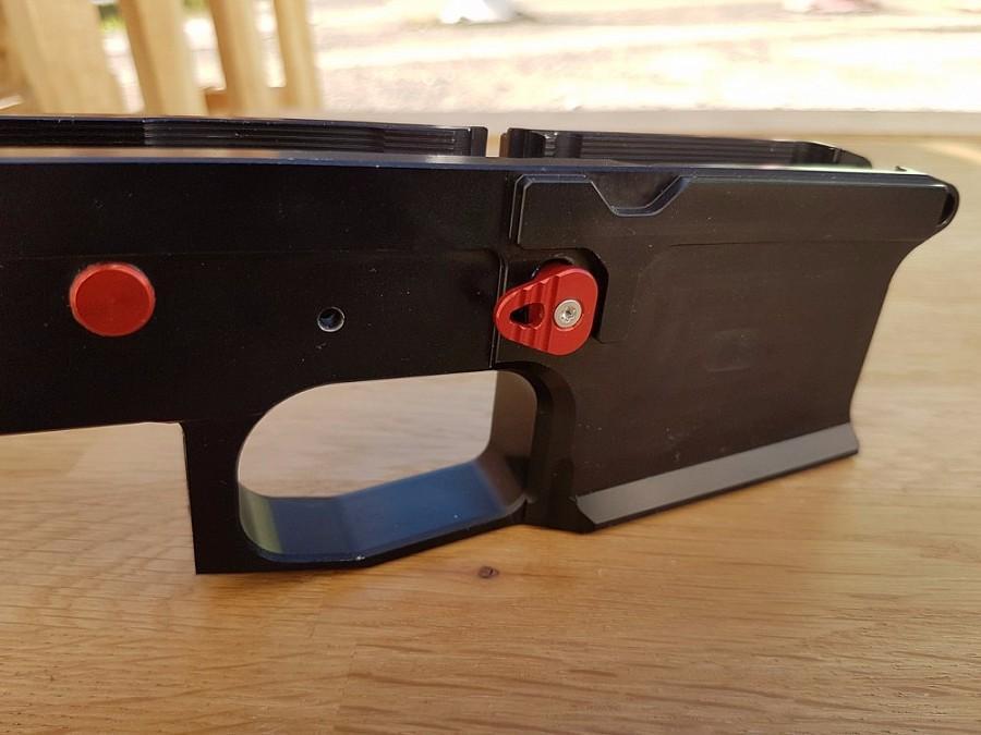 CNC lippaanvapautin AR15, musta – B