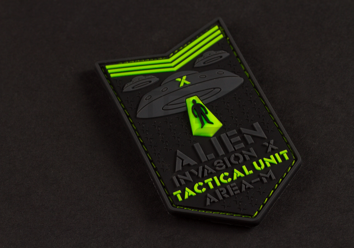 "Alien Invasion Tactical Unit" PVC velcromerkki - pimeässä hohtava
