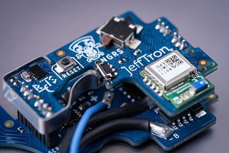 Leviathan NGRS, optinen (johdotus taakse)