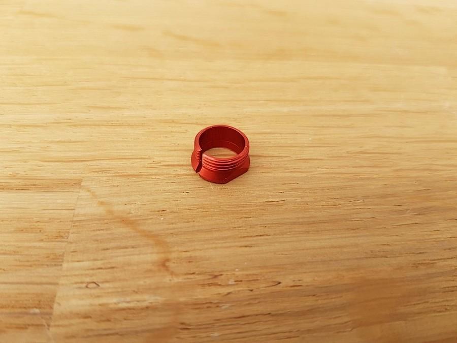 Hop-up-kammioiden halkiokaulusmutteri