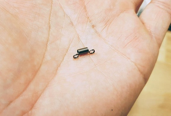 AR15 / V2 liipaisinkelkan palutusjousi